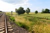 Entlang der Bahnlinie in Frenz soll der Solarpark errichtet werden.