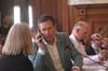 Halles Oberbürgermeister Alexander Vogt (parteilos) griff während einer kurzen Debattenpause im Stadtrat zum Handy. Er wurde unter anderem für seinen Vorstoß zum Hansetag 2034 kritisiert.