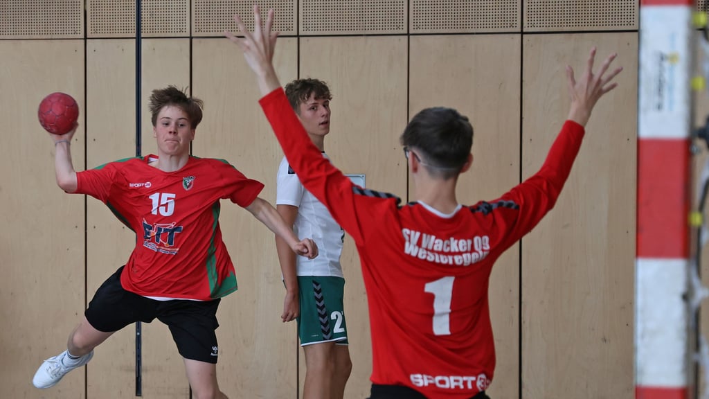Alexander Seifert (l.) erzielte sieben Tore für die zweiten B-Junioren des BSV 93 bei den Relegationsspielen. Das Team qualifizierte sich mit drei Siegen in drei Partien für die Oberliga.
