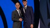 Cooper Flagg (rechts) mit NBA-Boss Adam Silver. Flagg spielt künftig für die Dallas Mavericks.