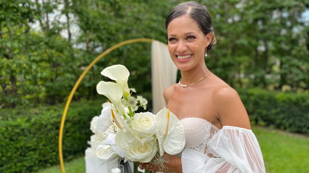 In einem enganliegenden, mit Spitze und Perlen verzierten Kleid schreitet das Wernigeröder Top Model Barbara Arndt zum Altar.