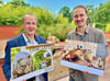 BFG-Geschäftsführer Thomas Gruschka (l.) und  Fotograf Thomas Engst präsentieren den ersten Tiergartenkalender aus Bernburg. Dieser ist ab sofort erhältlich. 