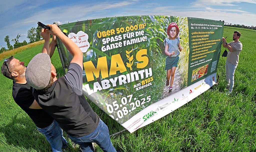 Ein Banner weist jetzt auf das Labyrinth und die anderen Attraktionen hin.