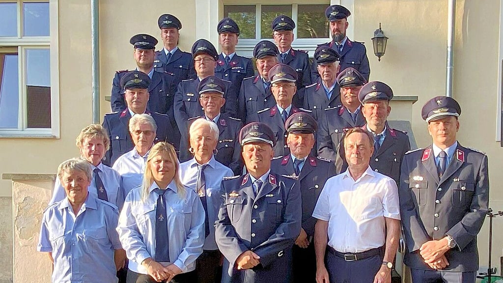 Die Genthaer Wehr mit Stadtwehrleiter (vorn re.) und Bürgermeister (daneben)