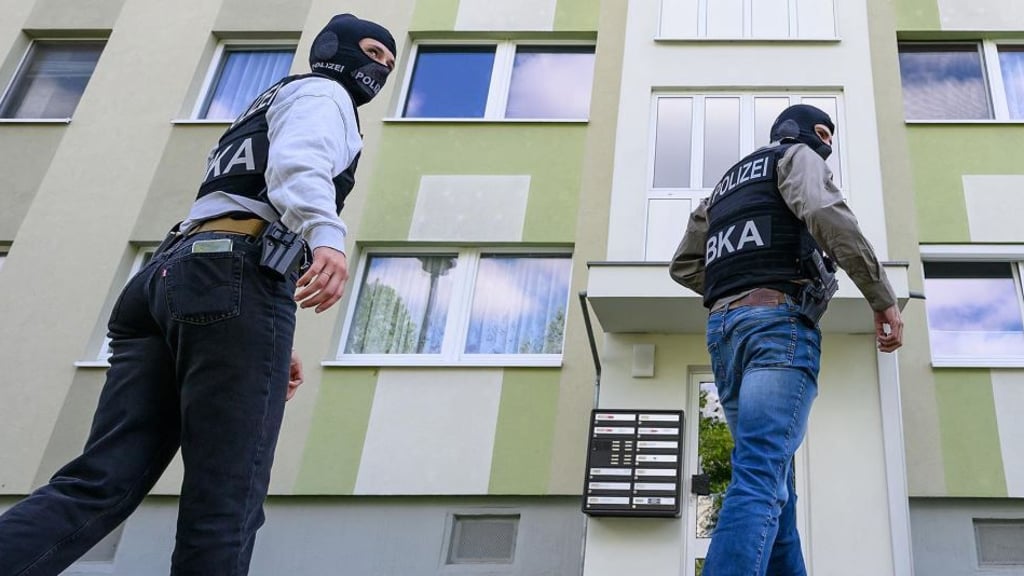 Die Polizei fandet nach einem mutmaßlichen Mörder.