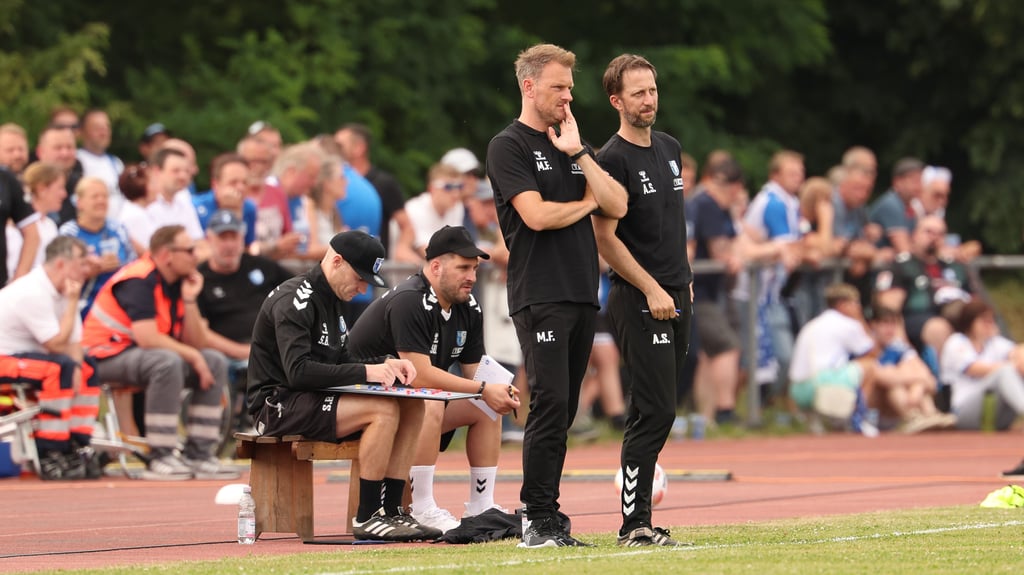 Cheftrainer Markus Fiedler (stehend links) und der FCM haben andere Pläne für den Sommer.