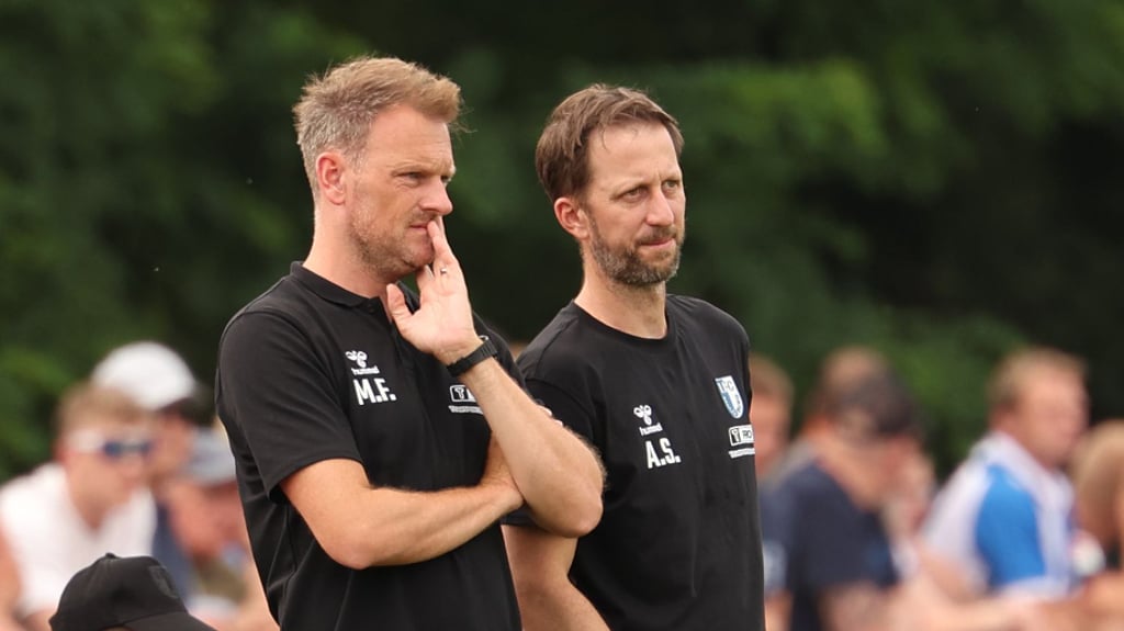 Cheftrainer Markus Fiedler (stehend links) und der FCM haben andere Pläne für den Sommer.