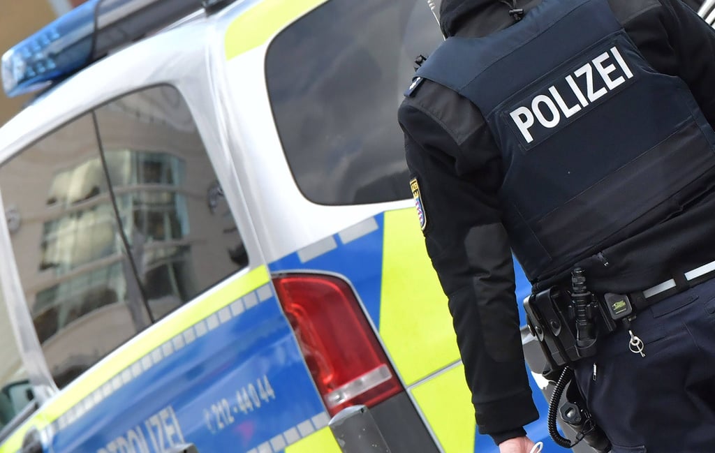 Die Polizei fahndet nach einem Raub in Dessau nach zwei Männern.