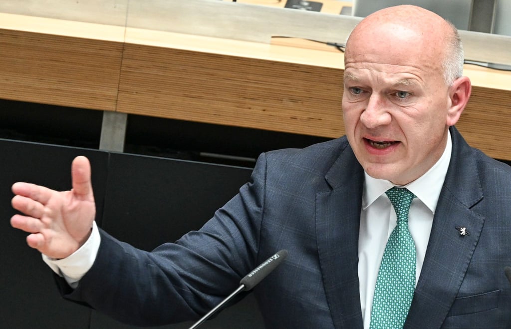 Berlins Regierender Bürgermeister Kai Wegner (CDU) will weiter Autos in der Stadt.