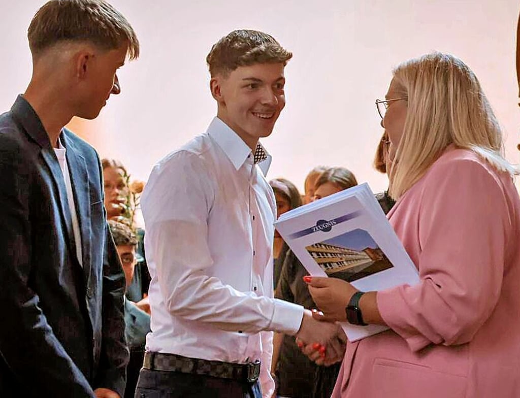 Schulleiterin Heike Herrmann gratulierte zum Zeugnis.