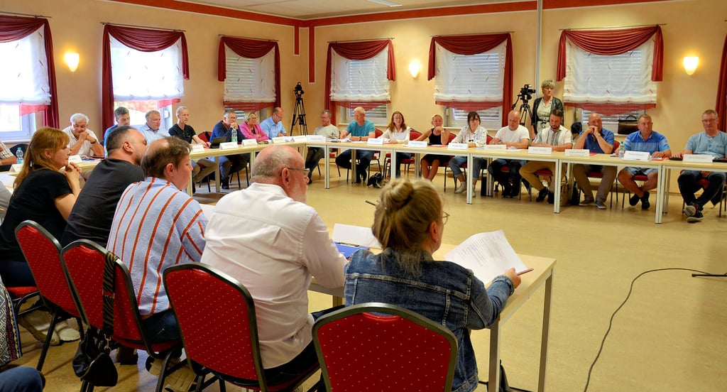 Der Salzwedeler Stadtrat entschied am Mittwoch, den 25. Juni 2025, im Dorfgemeinschaftshaus Pretzier über künftige Standorte von Windrädern.