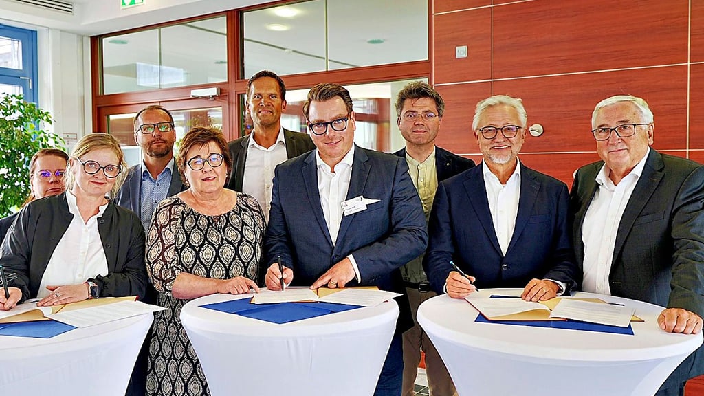 Viele Unterschriften für ein Ziel: Am Städtischen Klinikum Dessau soll ein Campus der Universitätsmedizin Magdeburg etabliert werden.