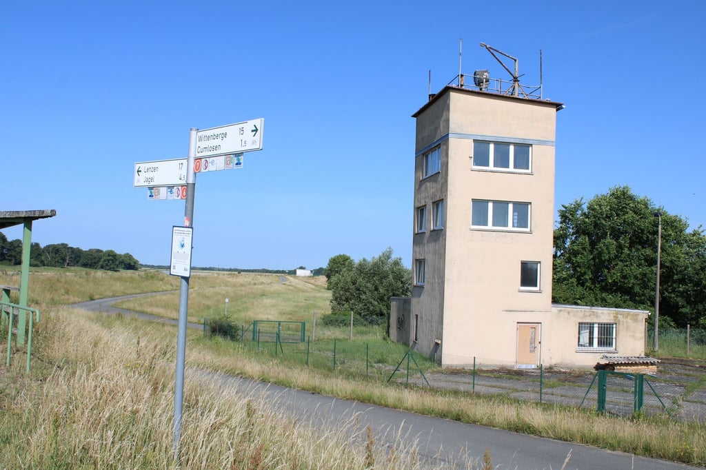 Für ein Mindestgebot von 5.000 Euro kann der Turm direkt an der Elbe zwischen Wittenberge und Lenzen erworben werden.