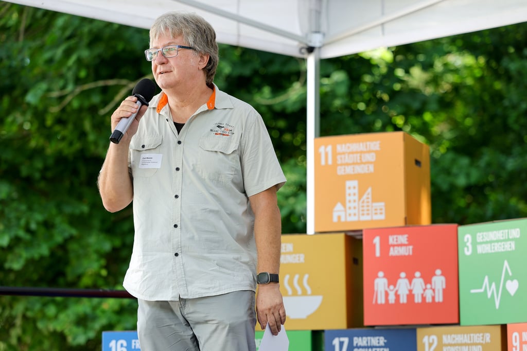 Zu Ehren der engagierten Arbeit von Lehrer Olaf Mewes hat die Magdeburger Comeniusschule einen Preis in seinem Namen geschaffen.