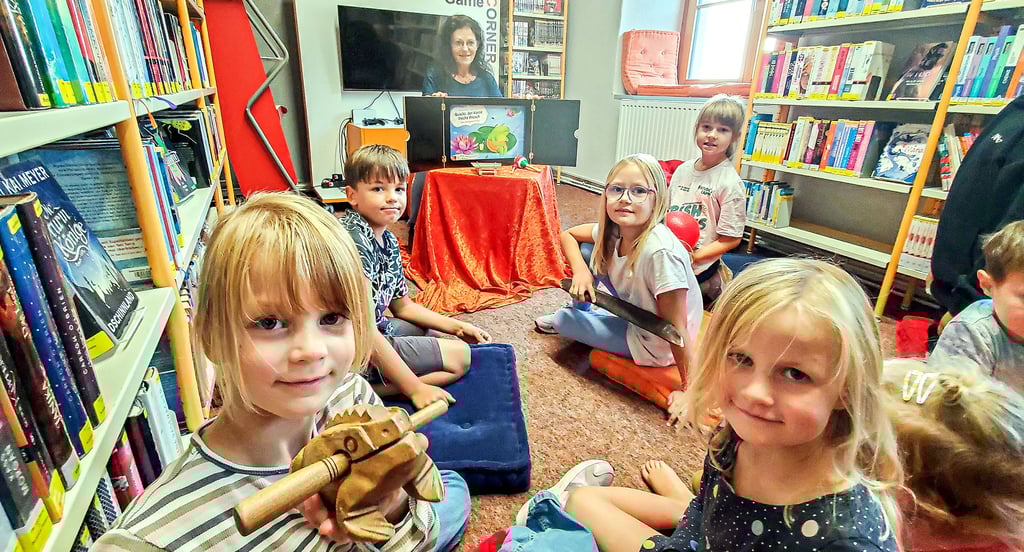Wenn in der Bibliothek Wolmirstedt vorgelesen wird, folgen dem Ruf regelmäßig viele Kinder. Aber auch sonst wird in den Ferien allerhand geboten.