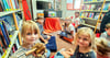 Wenn in der Bibliothek Wolmirstedt vorgelesen wird, folgen dem Ruf regelmäßig viele Kinder. Aber auch sonst wird in den Ferien allerhand geboten.  