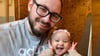 Dominik Bleis mit seiner kleinen Tochter Lilly. Das Mädchen kam am 6. Dezember in Magdeburg zur Welt.