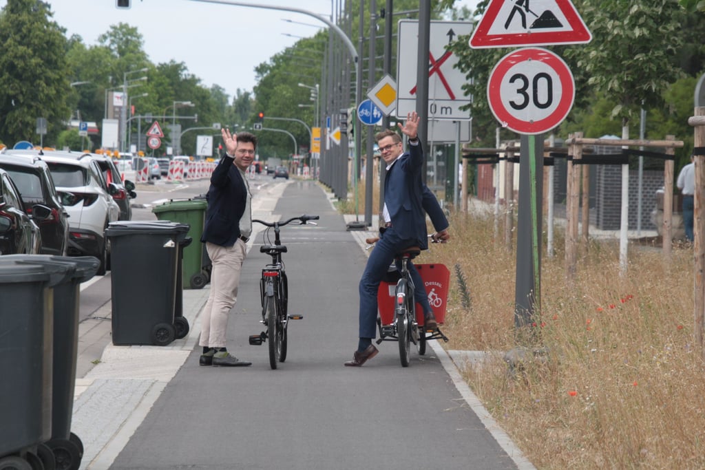 Der Radweg auf der Dessauer Albrechtstraße ist nach zwei Jahren Bauzeit wieder eröffnet worden: Einer der ersten Nutzer war in dieser Woche Oberbürgermeister Robert Reck.