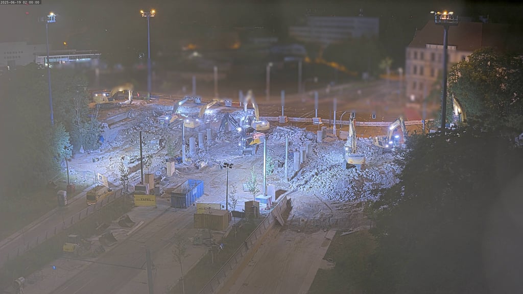 Mit Scheinwerfern wurde beim Abriss der Ringbrücke am Damaschkeplatz gearbeitet. Viel gesehen haben die Bauarbeiter dennoch nicht.