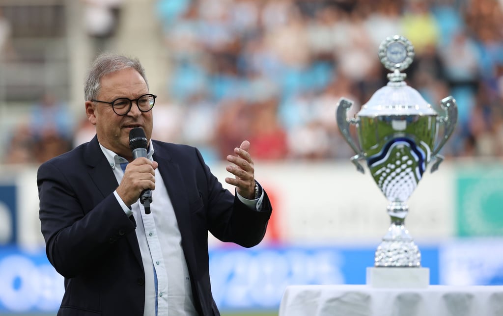 NOFV-Präsident Hermann Winkler beim Regionalliga-Eröffnungsspiel der vergangenen Saison zwischen dem Chemnitzer FC und dem Halleschen FC