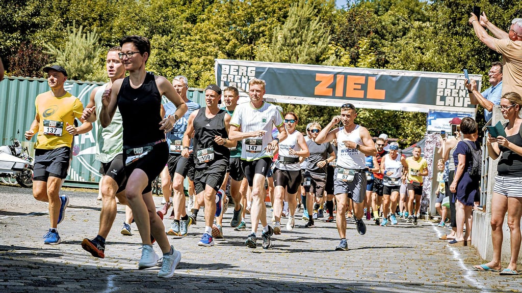 Beim „Berggrenzlauf“, den die Hafenbar Hettstedt erstmalig veranstaltet hat, kamen rund 200 Läufer – Erwachsene wie auch Kinder – aus Sachsen-Anhalt, Sachsen und Brandenburg.
