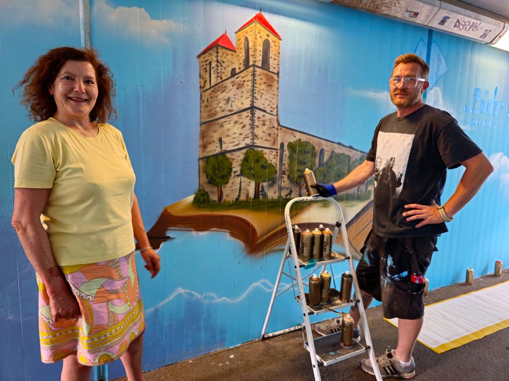 Henning Hölemann ist einer der Künstler. Die Magdeburgerin Gudrun Kunze ist begeistert.