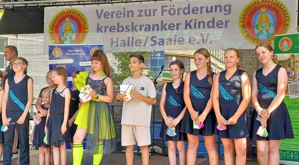 Jamil (vorn, 4. v. l.) und Sofia (3. v. l.) setzen sich gemeinsam für einen guten Zweck ein. Beide haben in diesem Jahr bei „The Voice Kids“ mitgemacht.