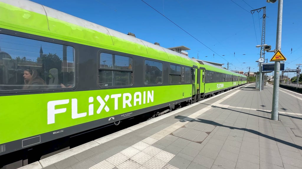 Ein Zug des Unternehmens Flixtrain musste am Donnerstagnachmittag wegen einer Fahrzeugstörung einen Nothalt auf der Strecke zwischen Leipzig und Erfurt nahe Saubach einlegen.