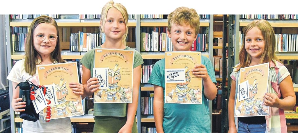 Das sind die Schulsieger des Vorlesewettbewerbes der Bibliotheks-Region Klötze: Mia Krüger (von links), Henriette Loose, Louan Danyel Schiffelbein und Ida Trittel. Henriette und Louan Danyel haben sich beim Regionalausscheid für den Kreiswettbewerb qualifiziert.