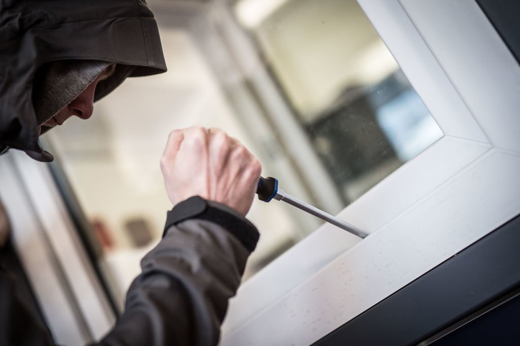 Ein typischer Einstiegsweg: Mit einfachen Werkzeugen können Einbrecher ungesicherte Fenster aufhebeln.