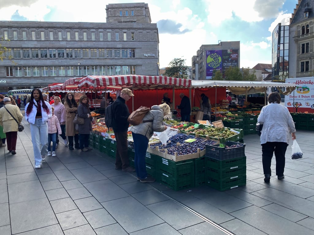 Der Wochenmarkt in Halle bietet stets frische Lebensmittel.