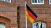 In anderen Landkreisen hängt die Deutschlandflagge bereits vor öffentlichen Gebäuden, wie hier in Burg im Jerichower Land.