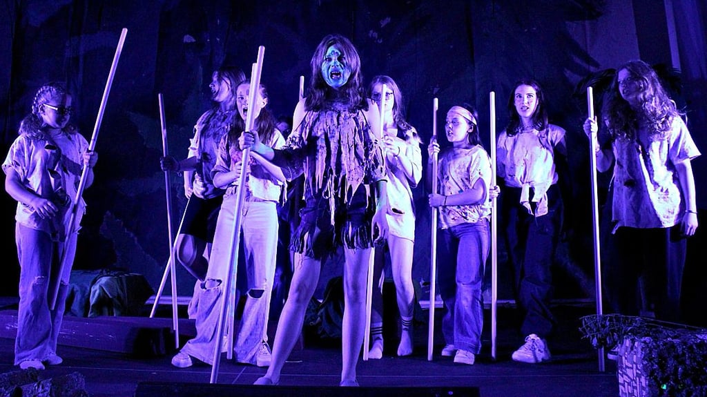 Die Theatergruppe bei der Aufführung ihres Stücks „Lost in Paradise“ mit Joline Philipp (Mitte) in der Rolle der „Jackie“.