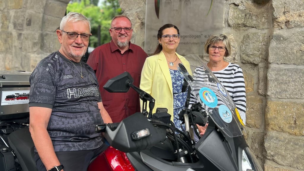 Dieter Seifert sammelt zum wiederholten Mal mit seinem Motorrad Spenden - Mario Hinze, Kordula Schippan und Reinhild Kröber (von links) freuen sich darüber.