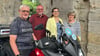 Dieter Seifert sammelt zum wiederholten Mal mit seinem Motorrad Spenden - Mario Hinze, Kordula Schippan und Reinhild Kröber (von links) freuen sich darüber.