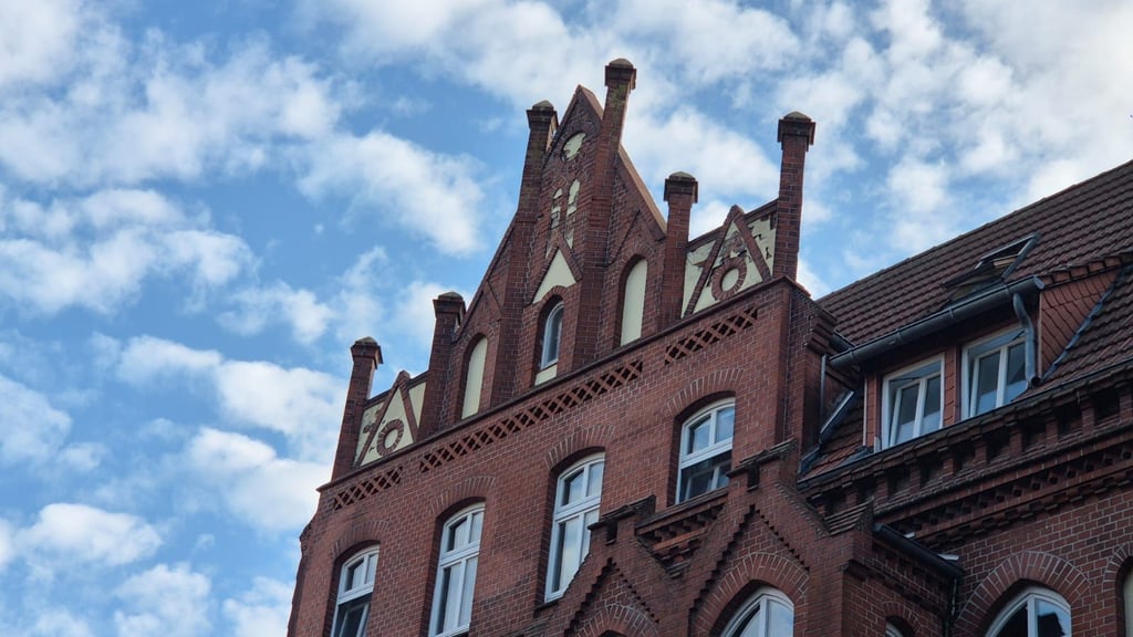 Der Sturm vom 26. Juni hat ein Teil dieses Daches der Frommhagenstraße 35 in Stendal beschädigt. Ein Dachelement droht, abzustürzen.