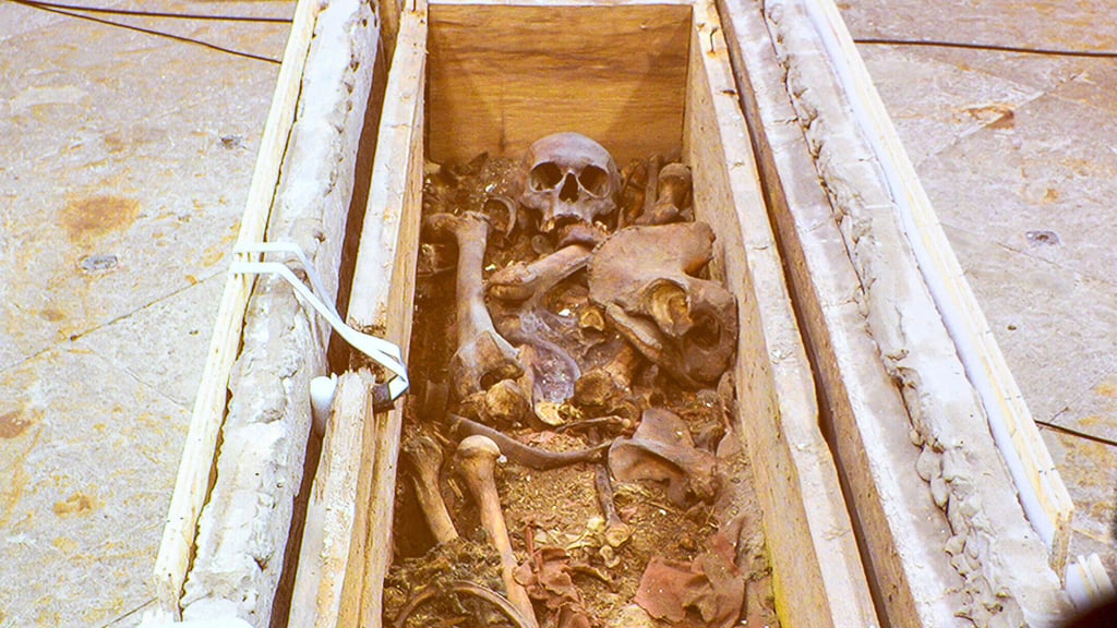 Das geöffnete Grab von Kaiser Otto im Dom zu Magdeburg: Per Video wurden Aufnahmen aus dem abgeschirmten Bereich übertragen.