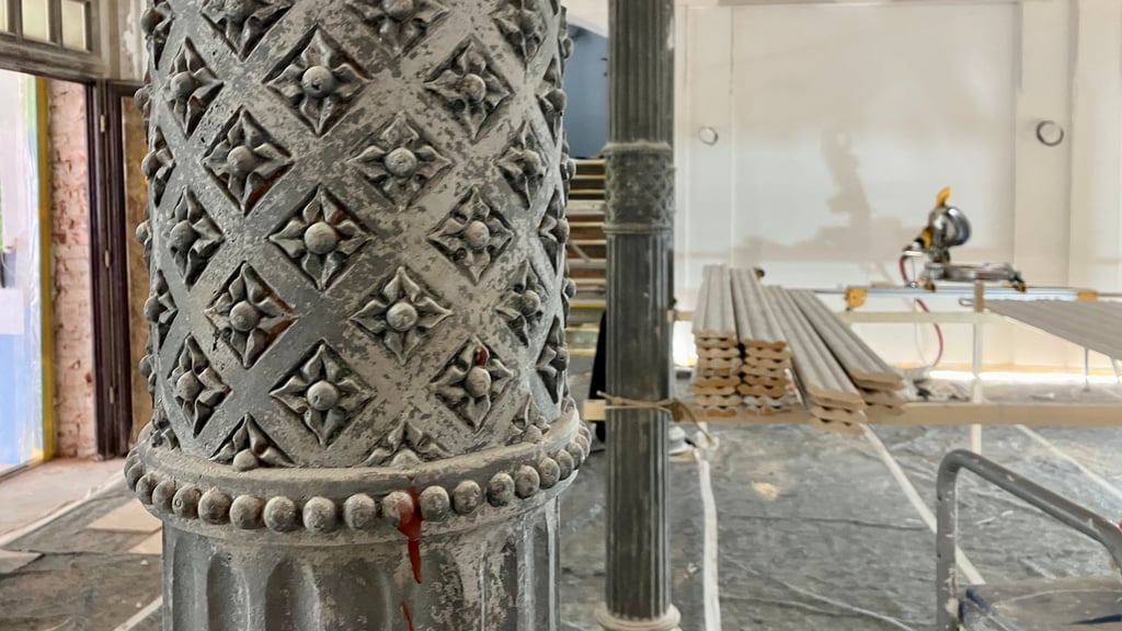 Die historischen Säulen in der großen Eingangshalle des früheren Hotels sind erhalten geblieben. 