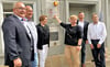Freude bei den Vertretern des DRK-Kreisverbandes, des Architekturbüros und der Stadt Quedlinburg:  Die Plakette, die auf die Auszeichnung verweist, ist angebracht.
