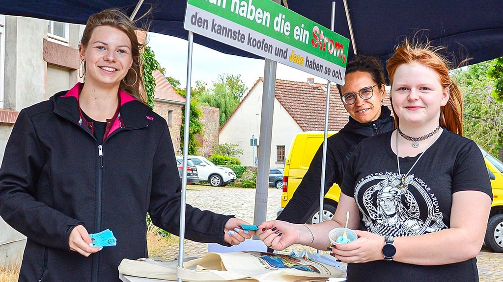 Rosalie Buchschatz (re.) durfte sich über ein besonders süßes Geschenk zum Beginn der Sommerferien freuen. Für ihr Zeugnis bekam sie bei der letzten Aktion von den Stadtwerken zwei Kugeln Eis geschenkt.