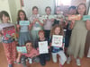 Die Hortkinder der Brinckmeier-Grundschule Ballenstedt präsentieren die Preise vom Bundeswettbewerb.