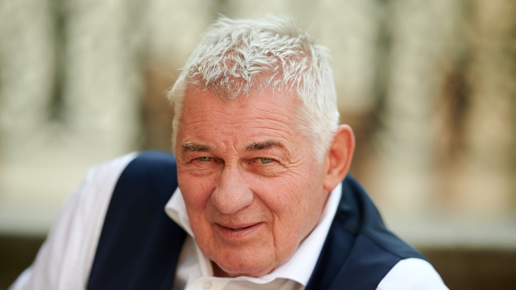 Auf dem Weg in den Urlaub ist es bei Schauspieler Heinz Hoenig zu einem medizinischen Notfall gekommen.