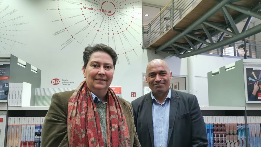 Anaj Huth (vorne) und Jean Lehmann von der Agentur für Arbeit sind jetzt selbst auf der Suche nach Berufsnachwuchs.