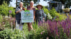Christa Ringkamp (l.) und Steffi Trittel (r.) überreichen die Natur-im-Garten-Plakette als Partnerbetrieb an Jolanda van Amerom. 