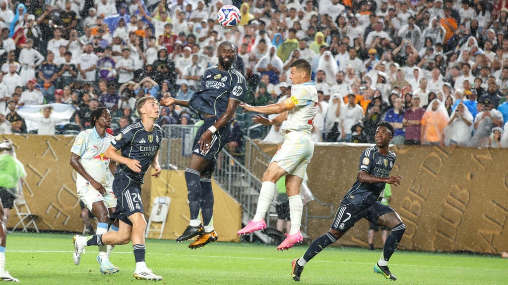 Real-Verteidiger Antonio Rüdiger im Luftkampf mit Salzburgs Stefan Lainer