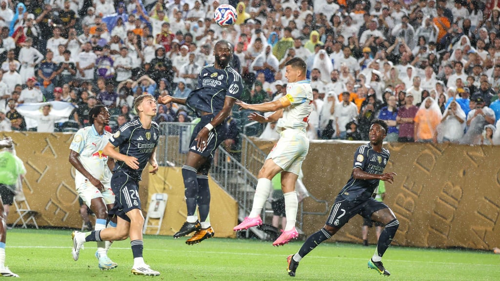 Real-Verteidiger Antonio Rüdiger im Luftkampf mit Salzburgs Stefan Lainer