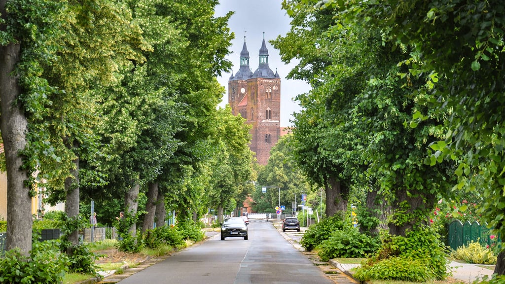 Mächtig sind die Türme der St. Petrikirche Seehausen (Landkreis Stendal). Der 875. Stadtgeburtstag zu ihren Füßen im nächsten Jahr fällt kleiner aus als einst geplant.