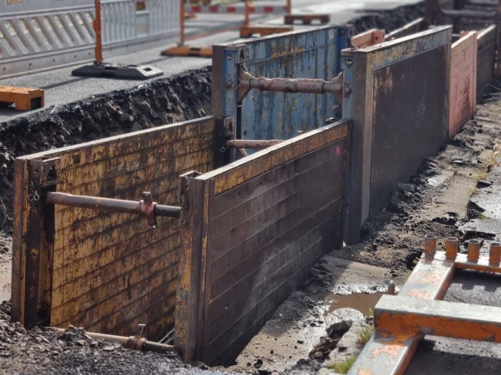 Am Donnerstag war nach dem Starkregen in Burg die Baustelle in der Holzstraße voll Wasser gelaufen.