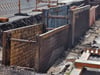 Am Donnerstag war nach dem Starkregen in Burg die Baustelle in der Holzstraße voll Wasser gelaufen.