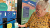 Heike Brack an einem der interaktiven Ausstellungstücke.